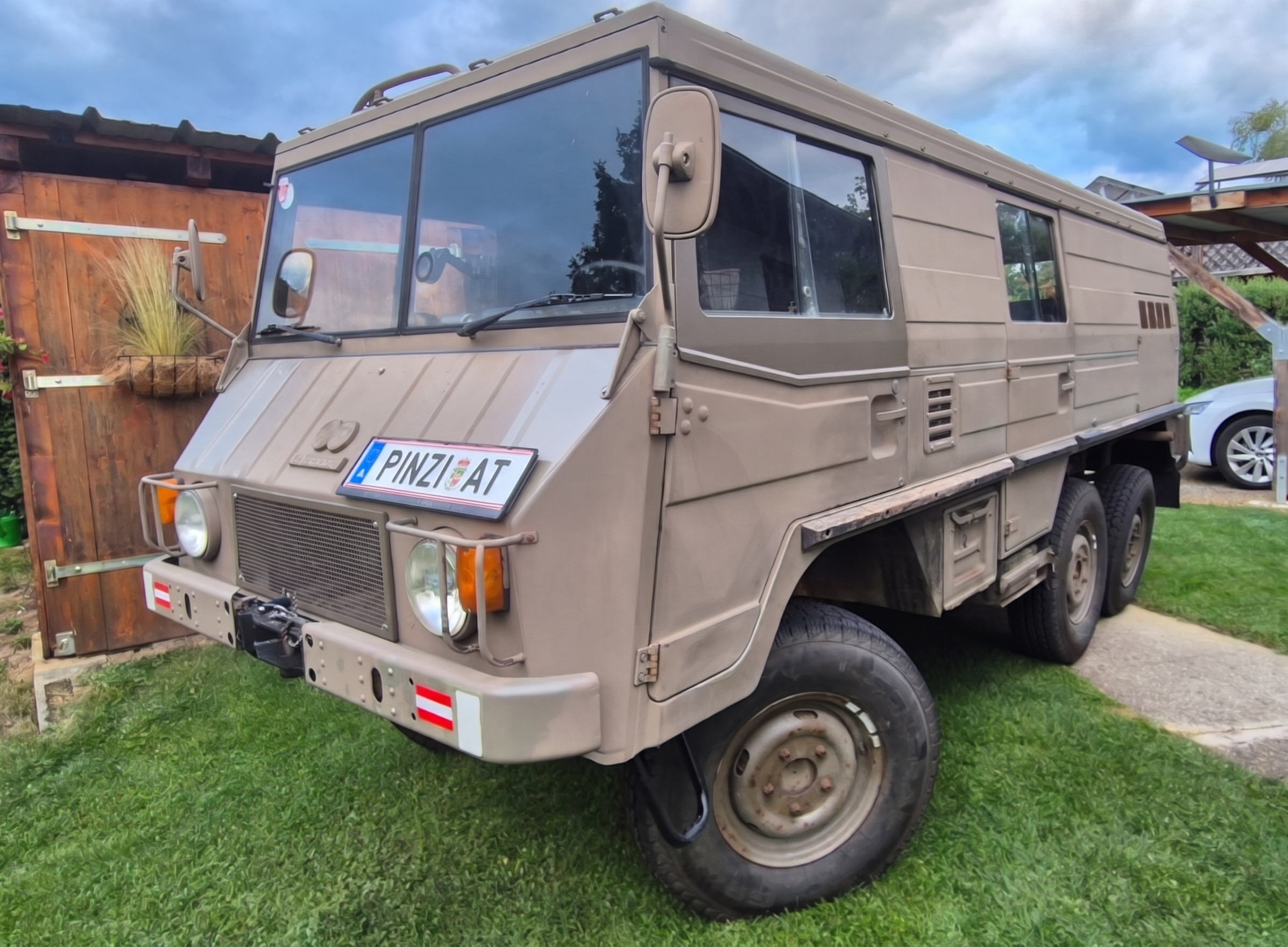 Steyr-Puch Pinzgauer 712K Front- und Seitenansicht