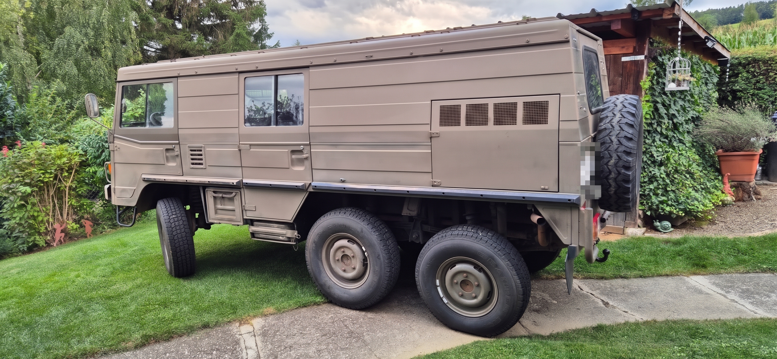 Seitenprofil 6x6 mit Pendelachsen und Heck-Ersatzrad