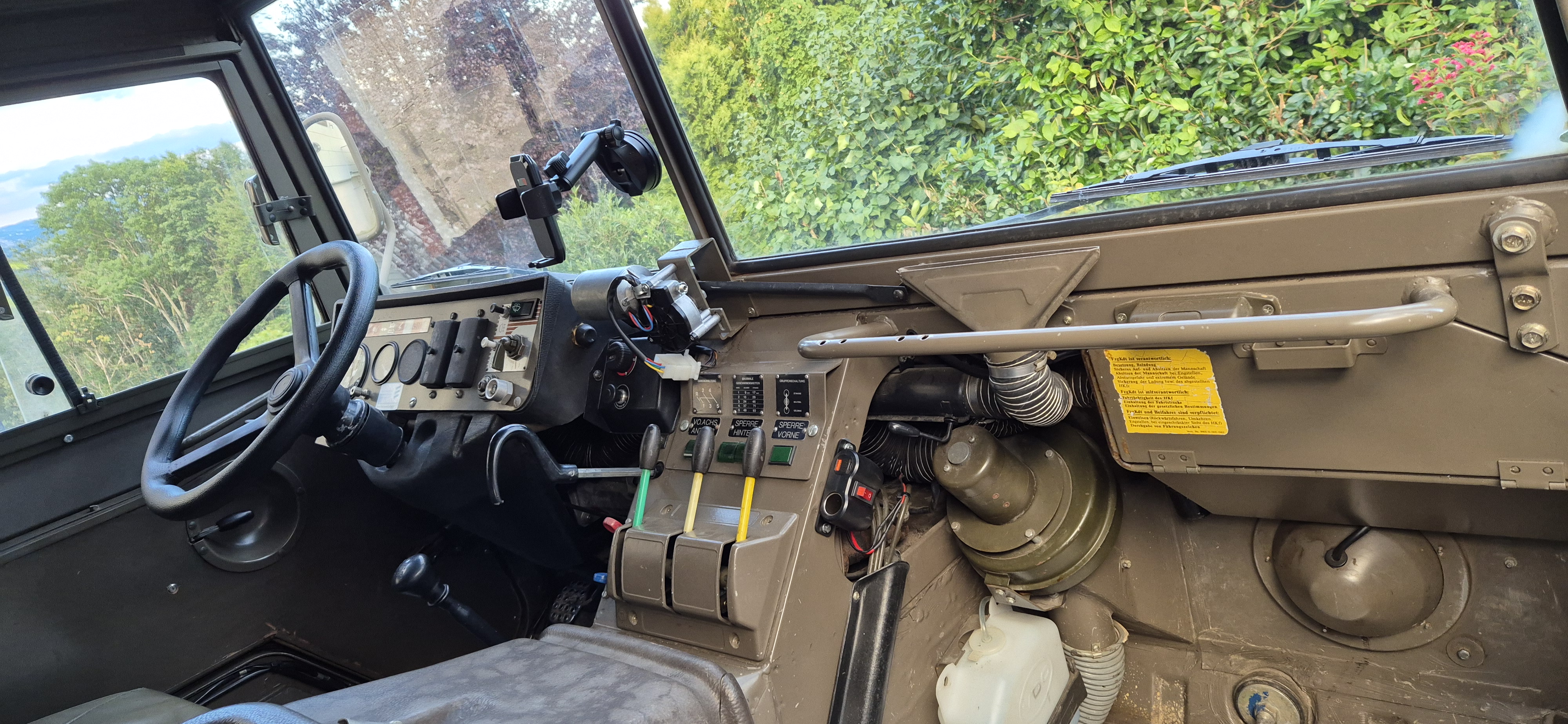 Cockpit-Mittelkonsole mit den drei Sperrenhebeln Grün, Weiß, Gelb